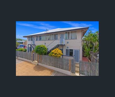 Only a stones throw to The Strand! - Photo 2