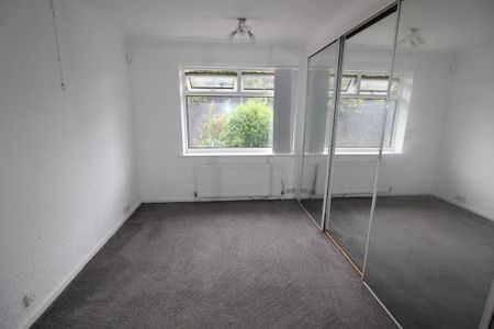 5 bedroom semi-detached bungalow to rent - Photo 2