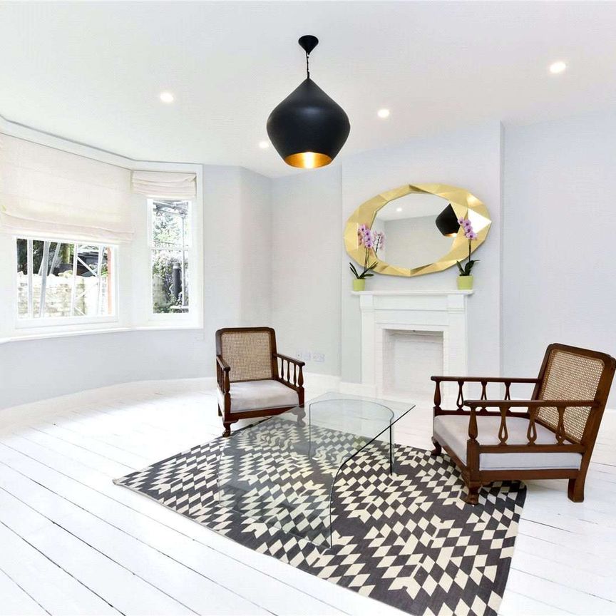 This lower ground floor, two bedroom apartment overlooks Battersea Park. - Photo 1