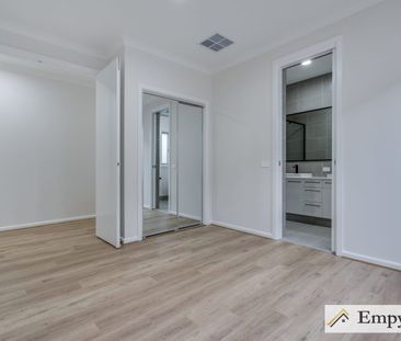 Spacious Family Home With 2 Living Zones & 3 Bathrooms! - Photo 4