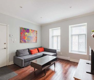 Downtown -Superb 3Beds+2Bath On 2 Floors - Photo 3