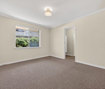 Family Living with Pool - Photo 4