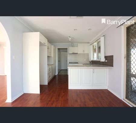 4 Jamie Close, Cranbourne, Vic 3977 - Photo 2