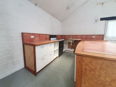 2 Bedroom Upper Unit in Onehunga - Photo 2