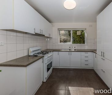 Quaint unit with prime location! - Photo 1