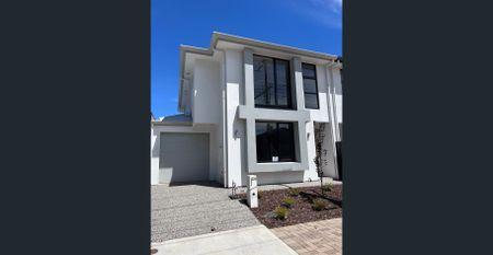 Modern Living, Prime Location – Brand New Executive 3 bedroom home! - Photo 4