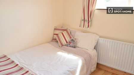 Huge room in 3-bedroom apartment in Tallaght, Dublin - Photo 4