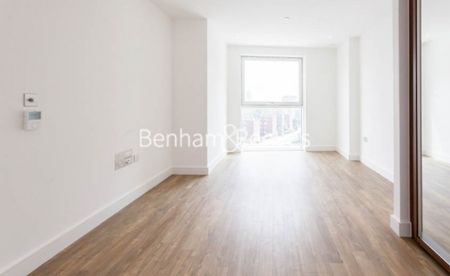 2 Bedroom flat to rent in Wandsworth Road, Nine Elms, SW8 - Photo 3