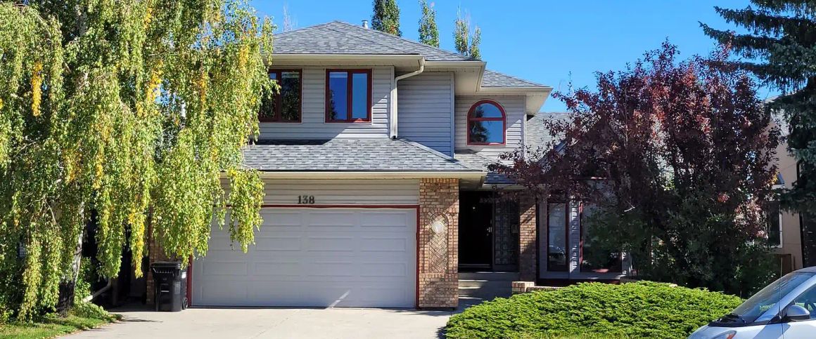 Edgemont Two Story Single House with Fully Finished Walkout Basement — 6 Bedrooms House - Photo 1