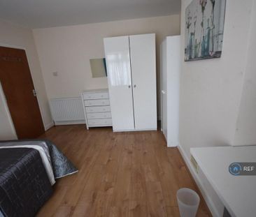 4 bedroom semi-detached house to rent - Photo 2