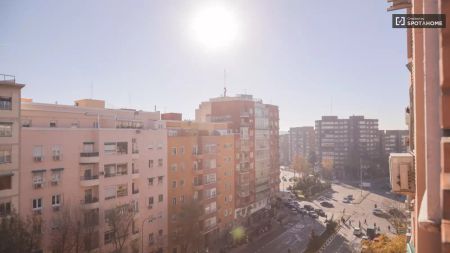 Room in a shared 6-bedroom apartment for rent in Niño Jesús. - Photo 3