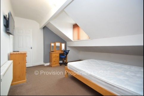 6 Bedroom Houses in Headingley - Photo 1