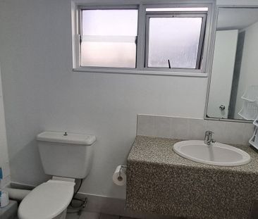 Southport Broadwater modern trendy studio for rent! - Photo 4