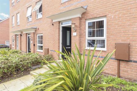 4 bedroom terraced house to rent - Photo 3