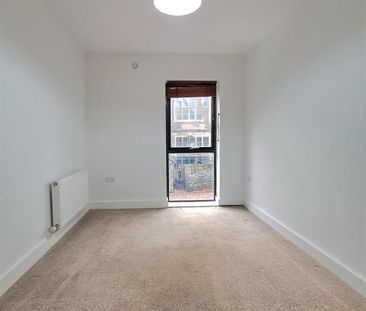 3 bedroom flat to rent - Photo 4