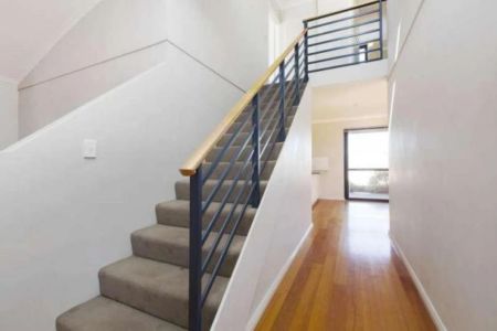 Spacious & Modern Townhouse! - Photo 3
