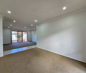 Generous living space, a practical layout, and low-maintenance outd... - Photo 1