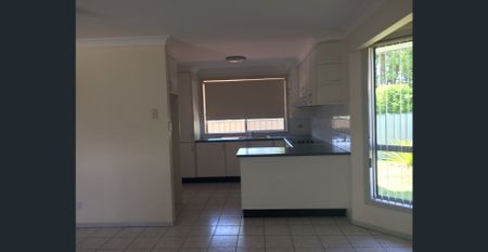 TIDY TOWNHOUSE!! - Photo 2