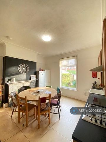 1 bedroom in a house share to rent - Photo 5