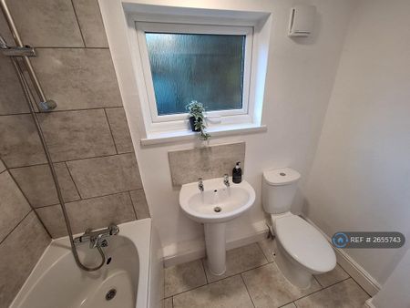 3 bedroom semi-detached house to rent - Photo 5