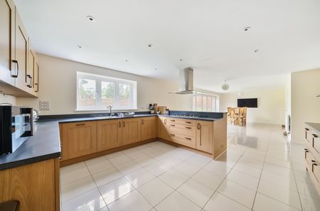 6 bedroom detached house to rent - Photo 3