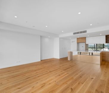 Stunning Three Bedroom Apartment. - Photo 2