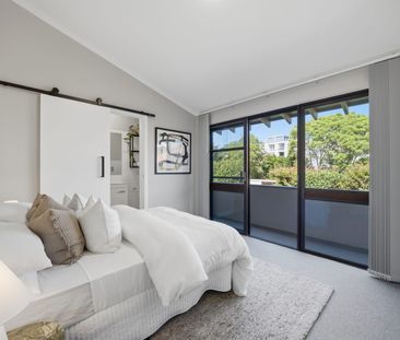 Spacious 4-Bedroom Townhouse in Gladesville with Double Garage - Photo 4