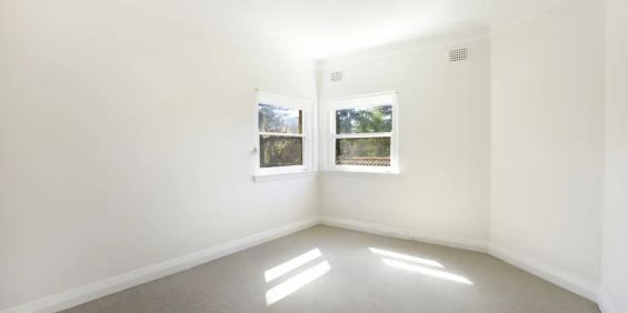 Updated Lovely Two-bedder Overlooking Lagoon - Photo 3