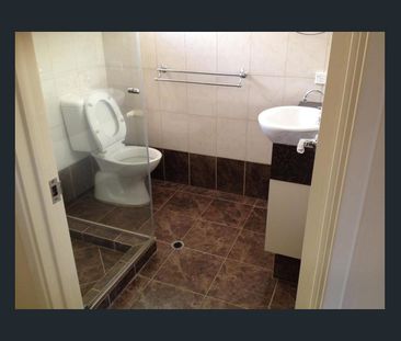 STUNNING THREE BEDROOM, TWO BATHROOM TOWNHOUSE! - Photo 6