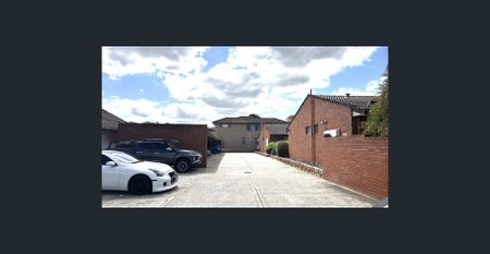 "Freshly Updated Villa with New Floors, Blinds & Air Con Comfort" - Photo 3