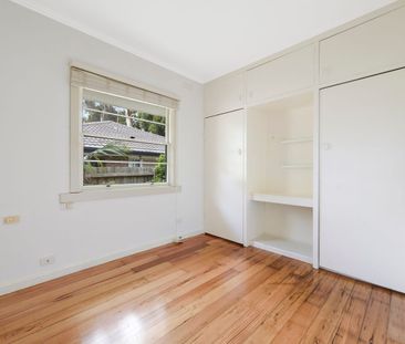 CHARACTER-FILLED 3-BEDROOM HOME LOCATED IN THE FHS ZONE! - Photo 3