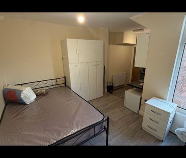 Room in a Shared House, Fox Hollies Road, B27 - Photo 1