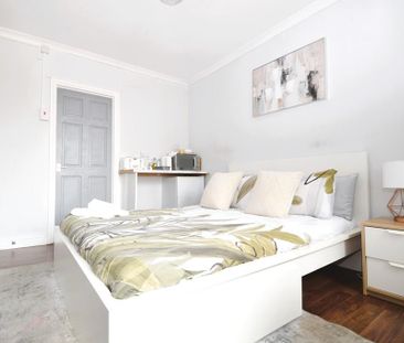 1 bedroom in a house share to rent - Photo 2