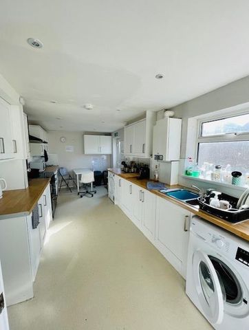 1 bedroom in a flat share to rent - Photo 5