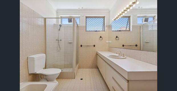 OUTSTANDING VALUE FOR MONEY 2x2 HOME IN GREAT LOCATION! - Photo 1