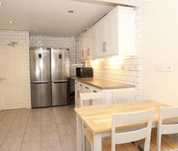 6 bedroom semi-detached house to rent - Photo 2