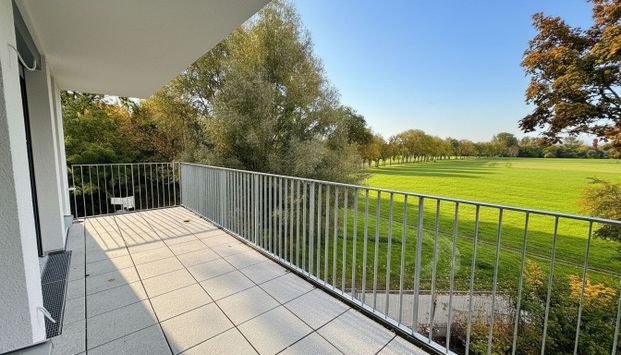 Ein ganz besonderes Zuhause!Wunderbarer Weitblick ins Grüne, mitten in der Stadt. - Photo 1