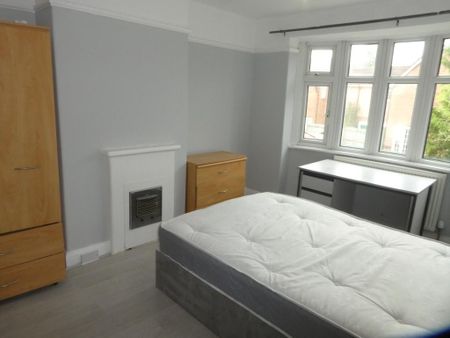 4 bedroom semi-detached house to rent - Photo 5