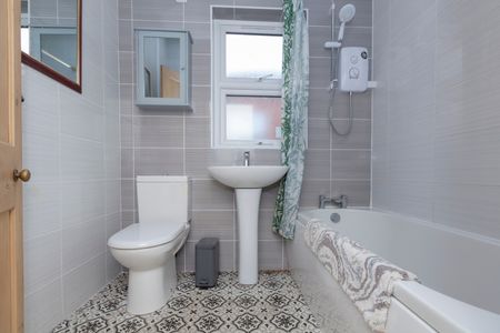 4 Bed Terraced House, Lytton Road, LE2 - Photo 3