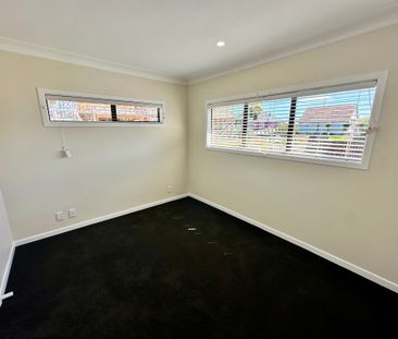 Renovated Three Bedroom - Photo 2