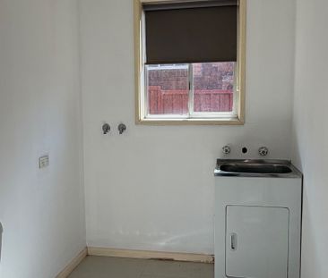 Spacious 4-Bedroom Home with Large Backyard & Separate External Cabin - Photo 3