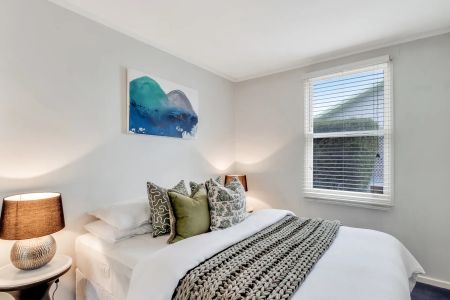 Charming Three-Bedroom Cottage in Quiet Narrabundah Street - Photo 3