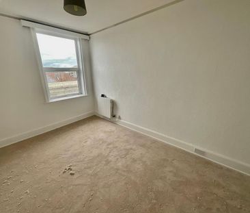 3 bedroom flat to rent - Photo 6