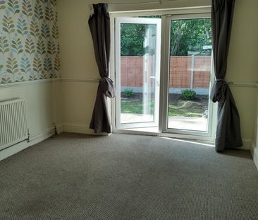 Lakewood Cres - Photo 3