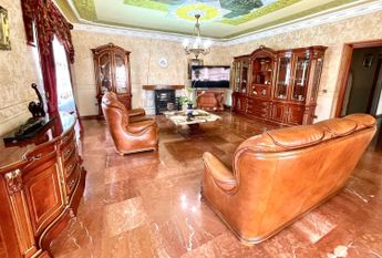 LONG TERM RENTAL. Spacious villa with 6 bedrooms for rent.