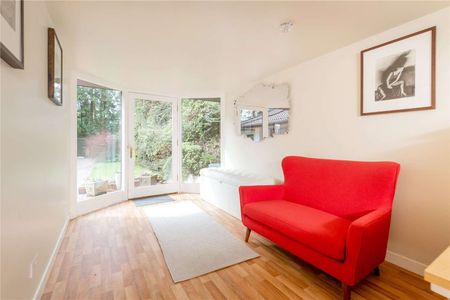Spectacular detached modern family home with wonderfully light and spacious accommodation and fine views over The Royal Burgess Golf Course - Photo 2