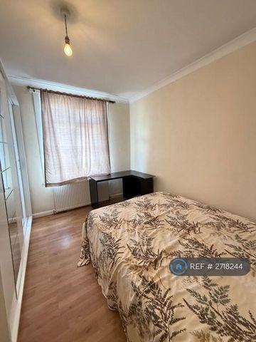 4 bedroom semi-detached house to rent - Photo 3