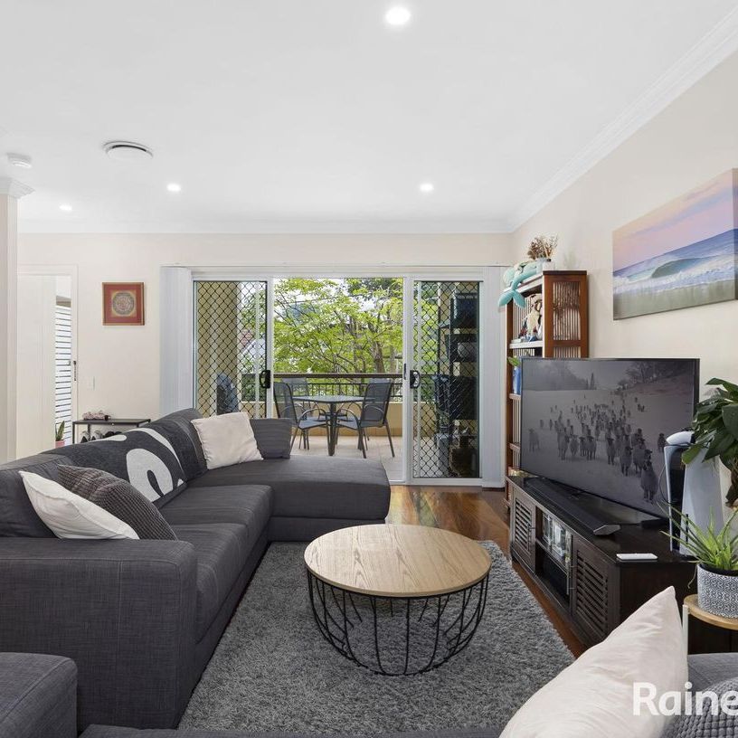 Stunning Townhouse in Central Toowong! - Photo 1