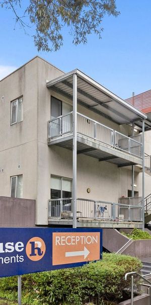 ULTIMATE LIVING OPPOSITE MONASH UNI! NEWLY REFURBISHED! - Photo 1