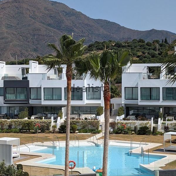 Alquiler de chalet adosado en Calle de la Bahìa - Photo 1